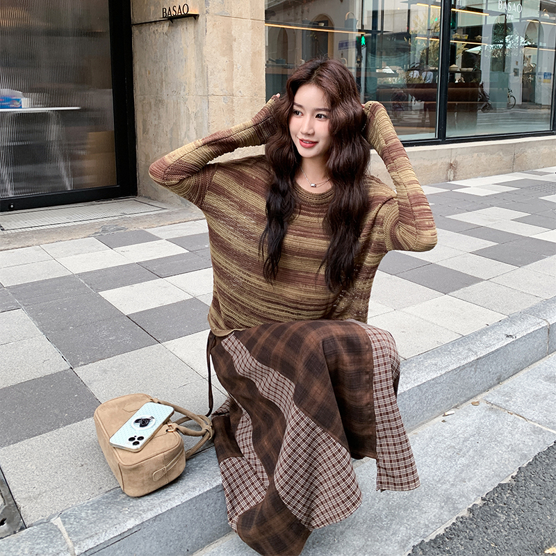 气质美拉德棕条纹T恤格纹半身裙套装女春秋巨好看俏皮活泼两件套图片