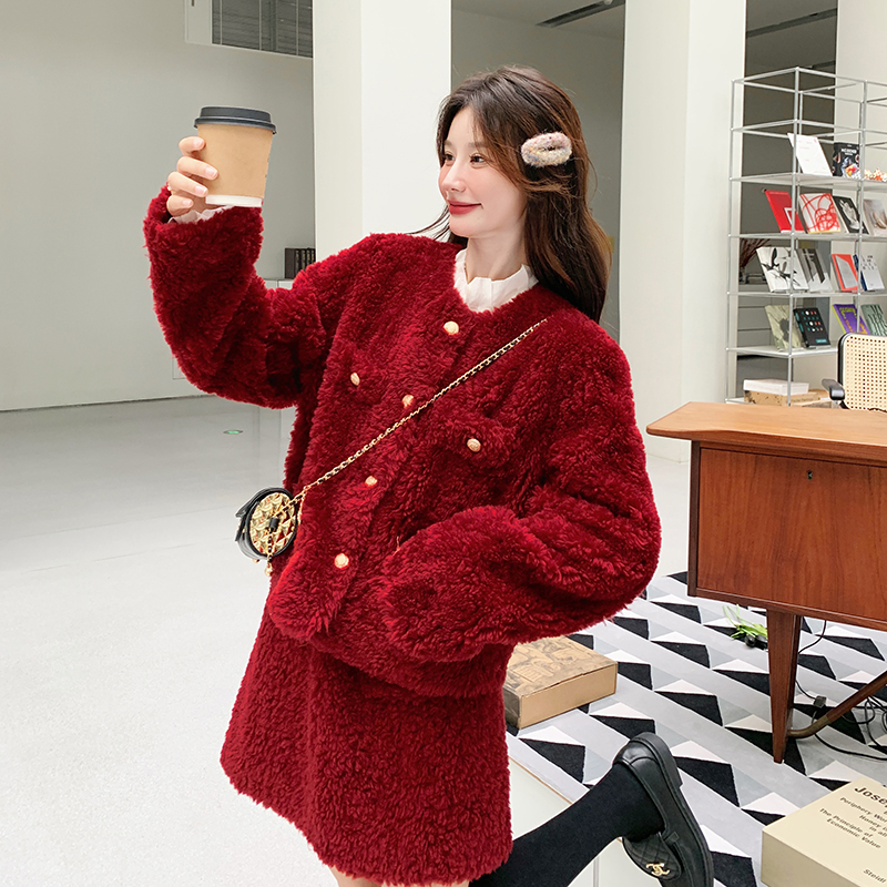 高级感韩系穿搭红色羊羔毛套装女秋冬2025超火好看时尚短裙两件套图片