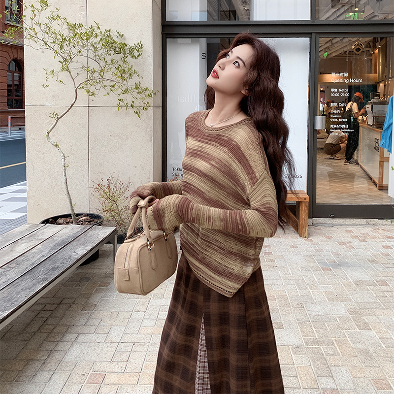 气质美拉德棕条纹T恤格纹半身裙套装女春秋巨好看俏皮活泼两件套图片