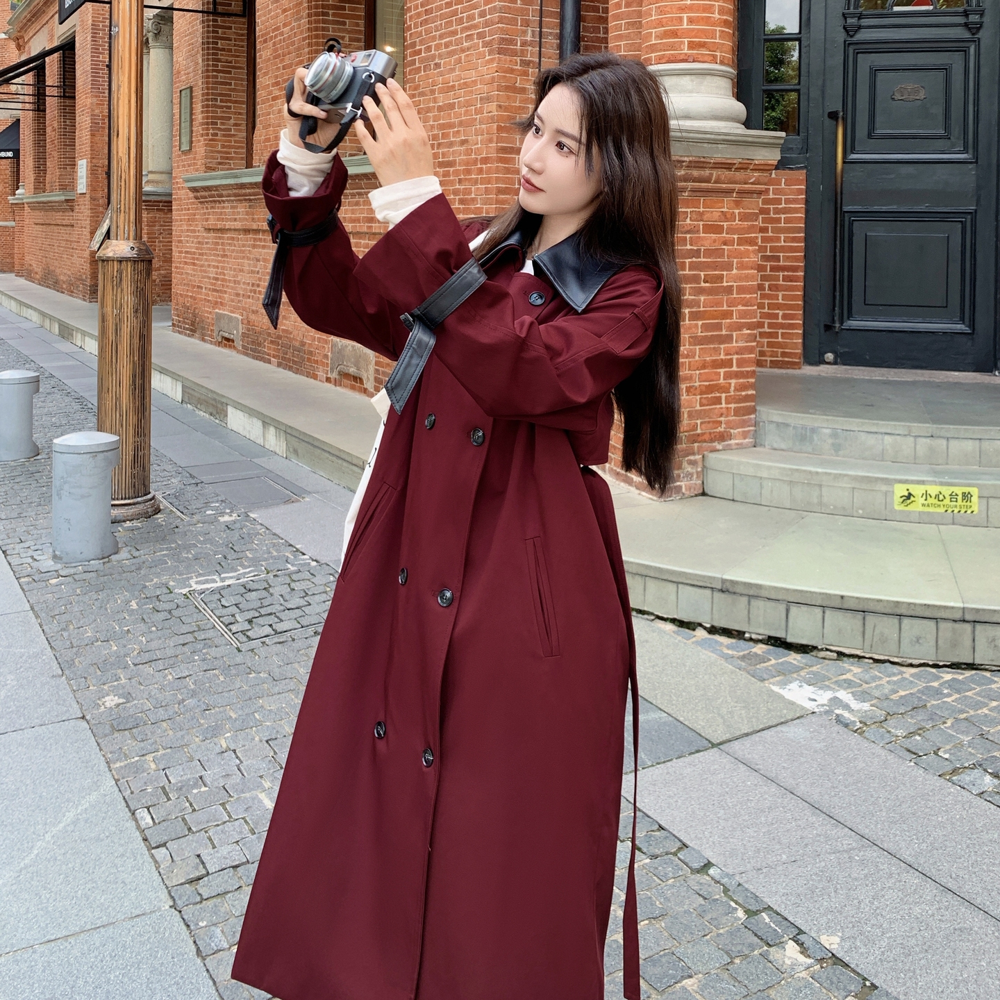 复古PU皮翻领酒红色长款风衣外套女春秋2025新款巨好看高级感大衣,女装风衣,2C028