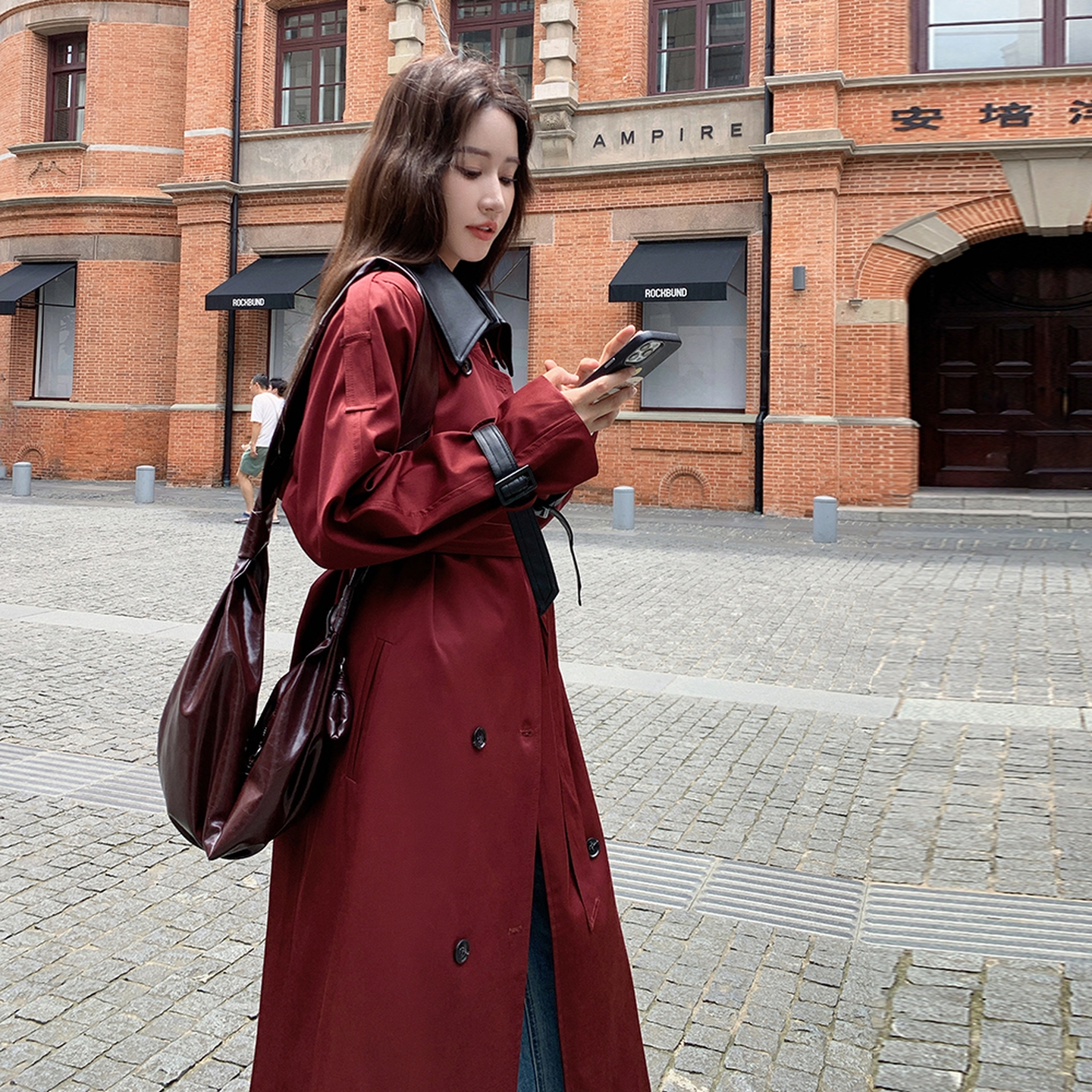 复古PU皮翻领酒红色长款风衣外套女春秋2025新款巨好看高级感大衣,女装风衣,2C028