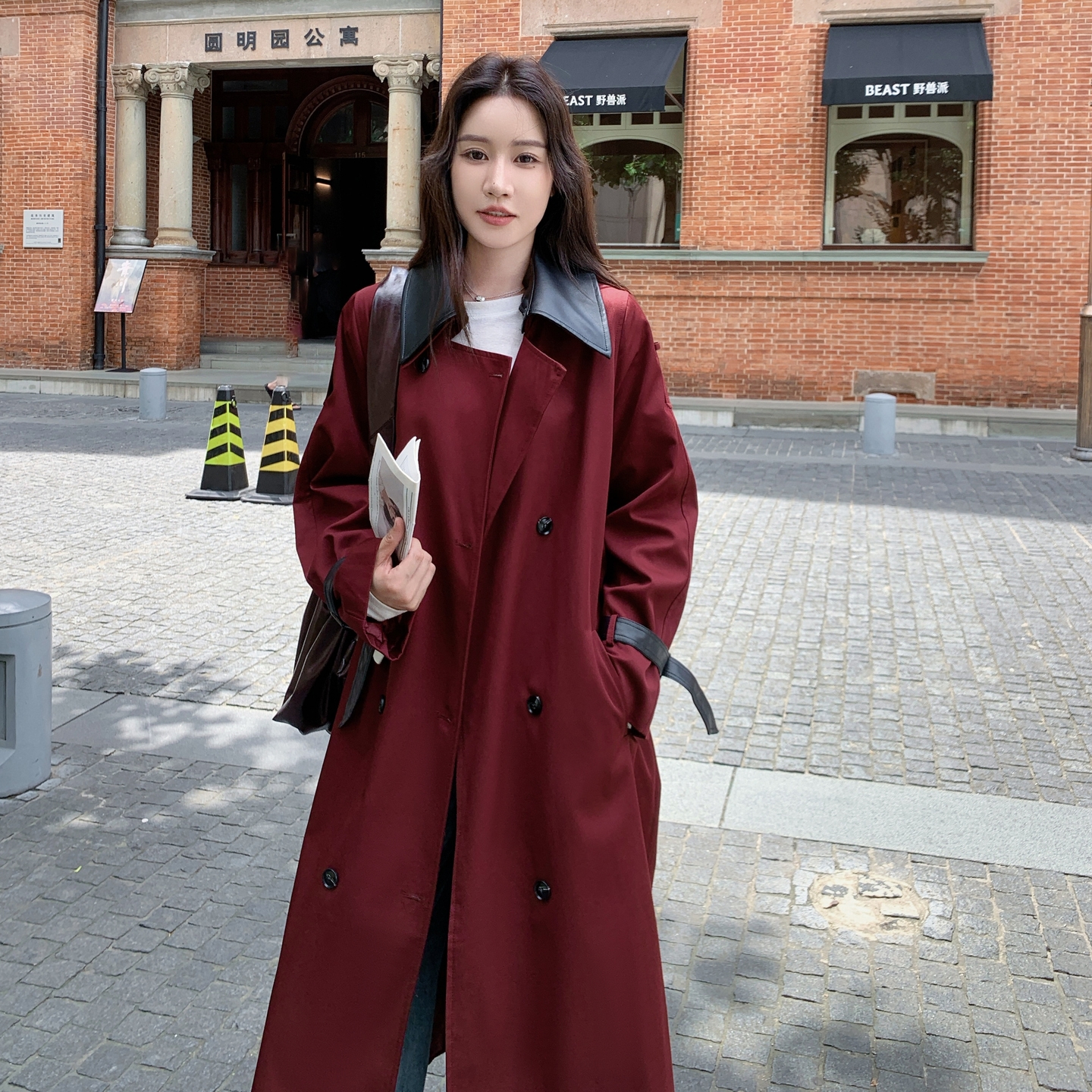 复古PU皮翻领酒红色长款风衣外套女春秋2025新款巨好看高级感大衣,女装风衣,2C028