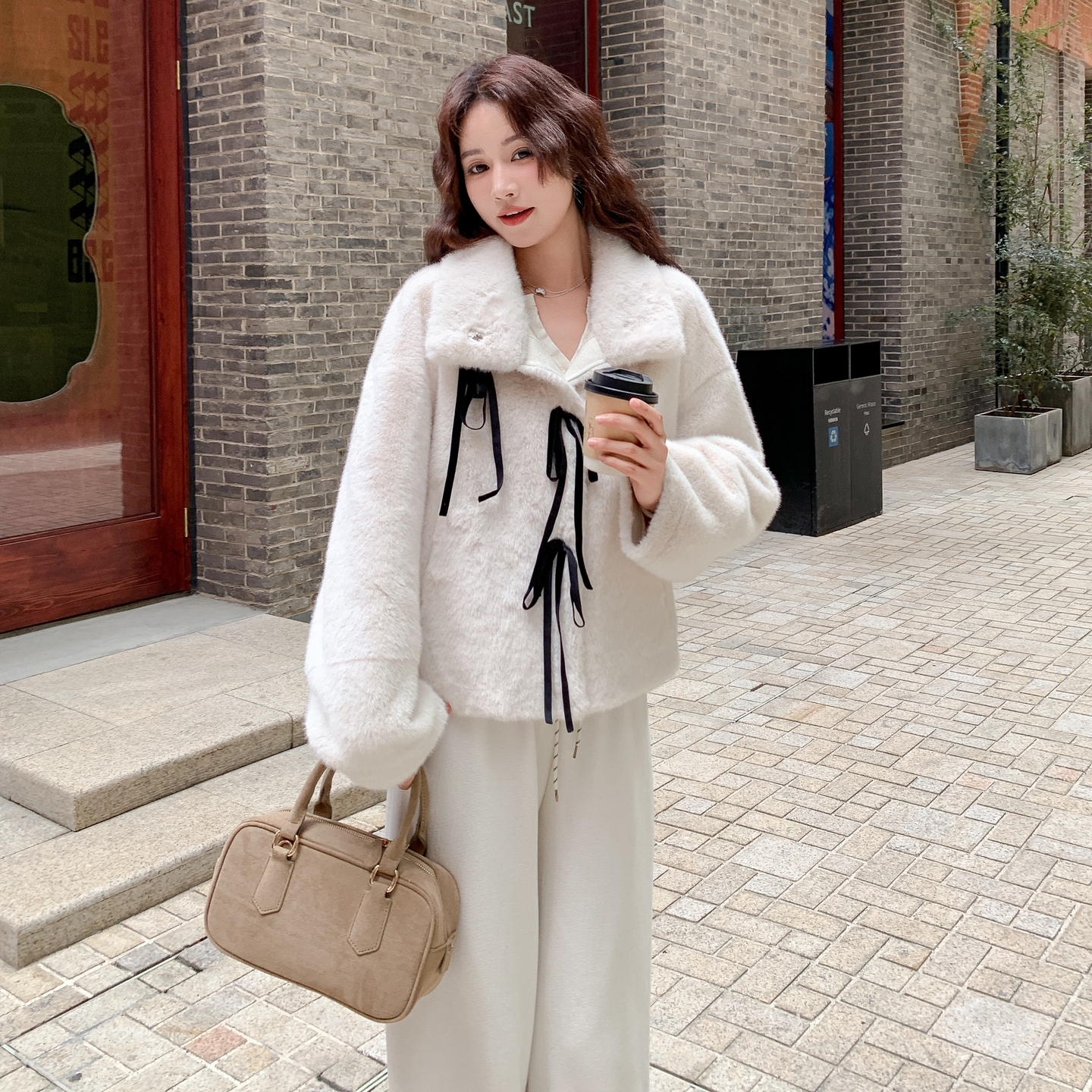 设计感羊羔毛外套女秋冬2025新款短款加厚毛茸茸高级感显瘦上衣图片