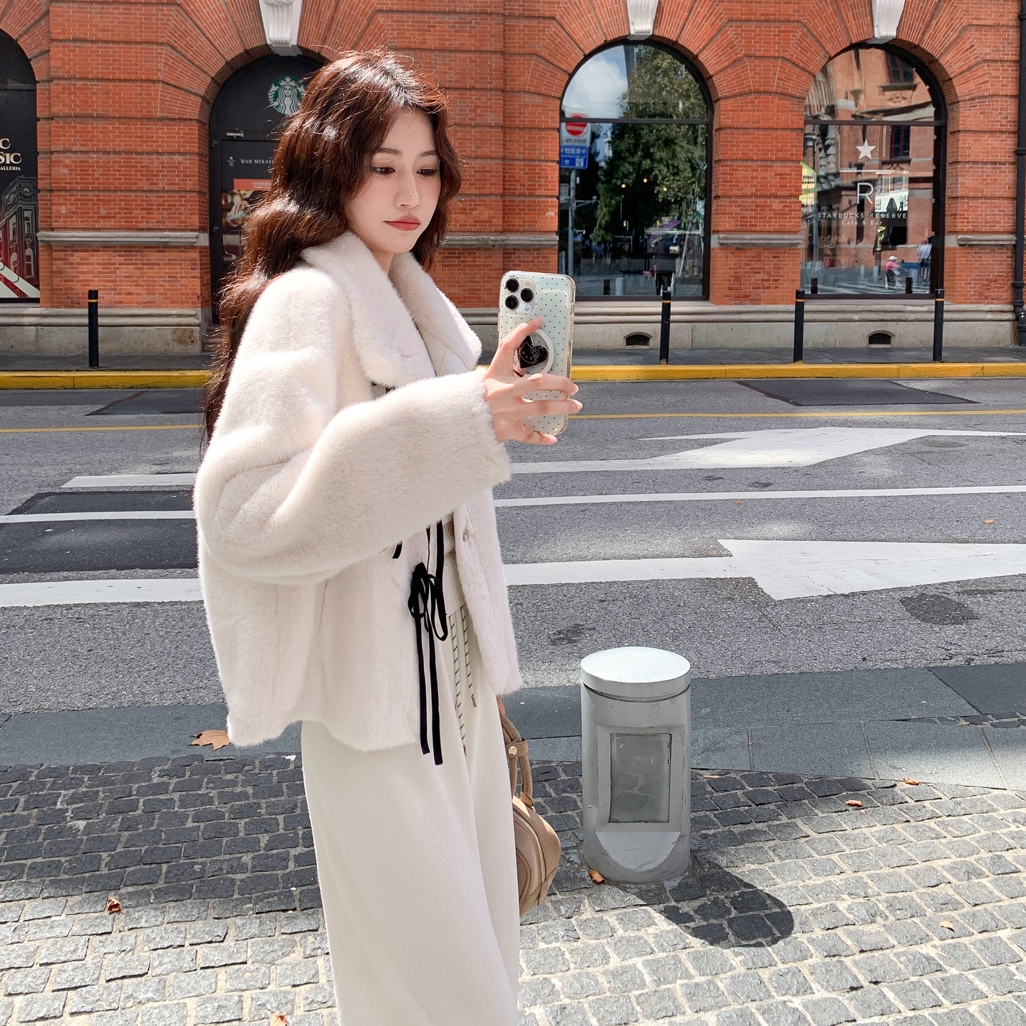 设计感羊羔毛外套女秋冬2025新款短款加厚毛茸茸高级感显瘦上衣图片