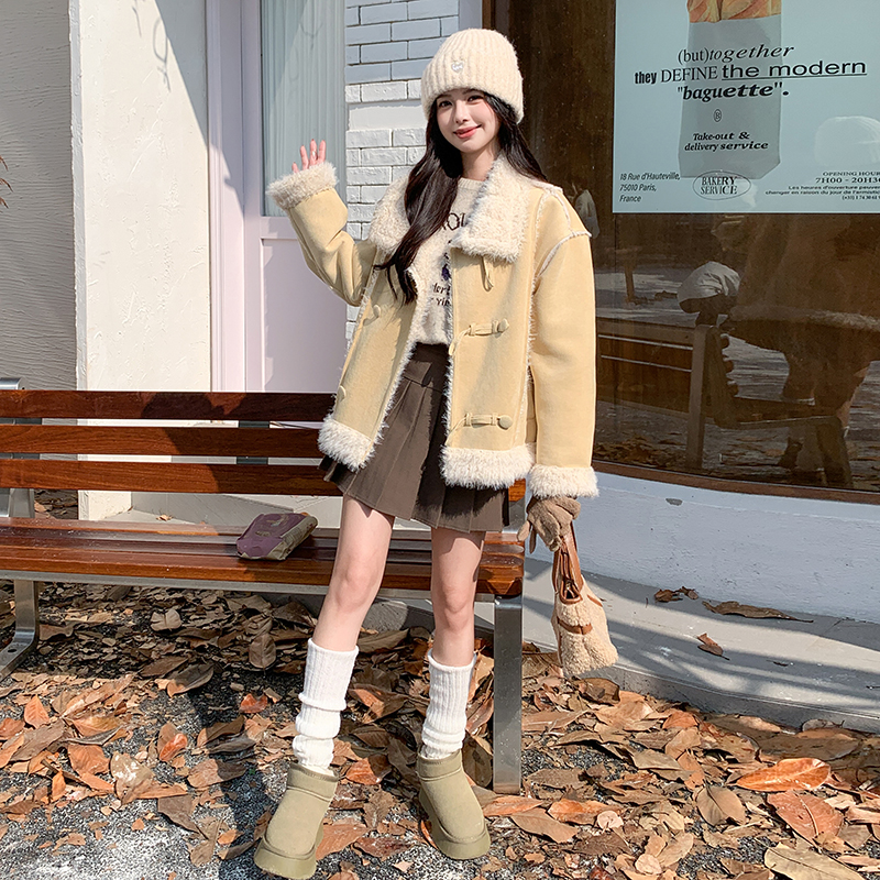 奶黄色翻领皮毛一体羊羔毛绒绒拼接外套女冬季2025新款小个子棉服图片